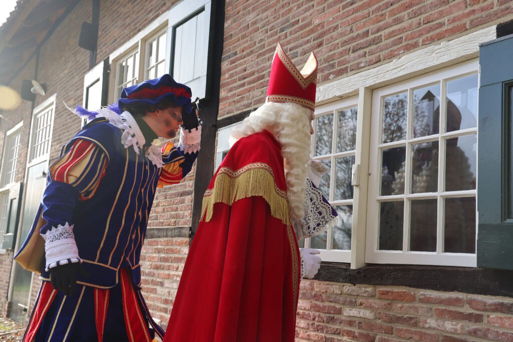 Sint en Piet bij Spookhoes Openluchttheater Hertme - De Gouden Mijter