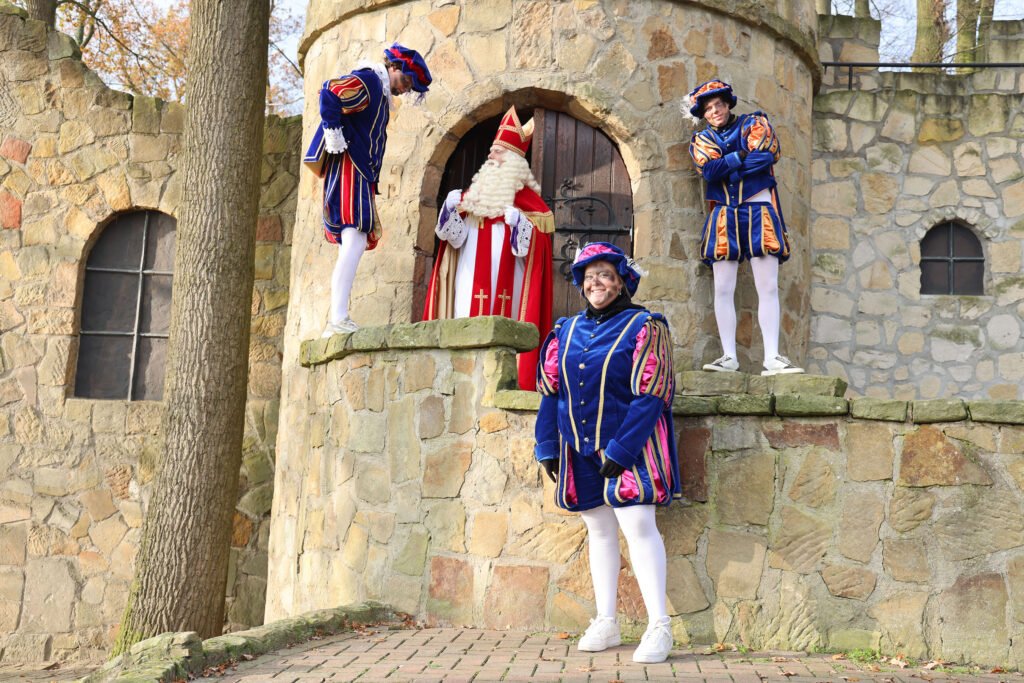 Sint en Pieten bij Openluchttheater Hertme De Gouden Mijter