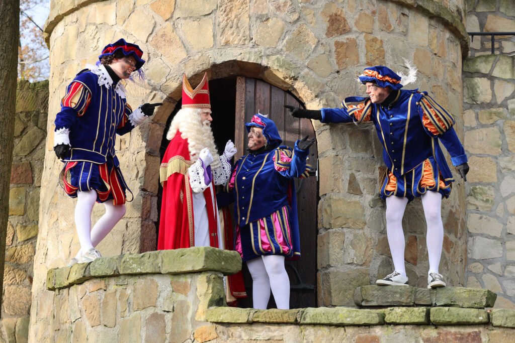 Sint en Pieten Openluchttheater Hertme De Gouden Mijter